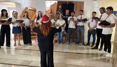 El Coro UAI llevó la magia de la navidad a la Sede Errázuriz y Campus Peñalolén