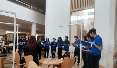 El Coro UAI sorprende a los estudiantes con una presentación improvisada en la biblioteca