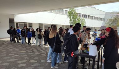 Estudiantes disfrutan de cócteles sin alcohol en el edificio A como parte de una campaña preventiva de CADE